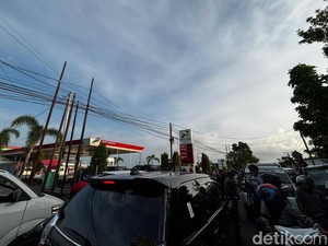 Antrean BBM Picu Kemacetan Depan SPBU Dannuang Bulukumba