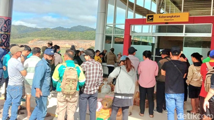 Antrean hasil bumi yang hendak dikirim di Bandara Yuvai Semaring, Krayan, Kalimantan Utara.