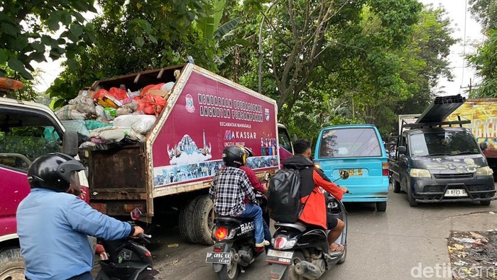 Antrean turk pengangkut sampah di TPA Antang Makassar.