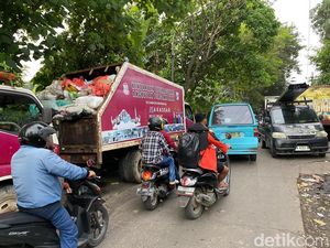 Truk Sampah Masih Antre 1 Km di TPA Antang Makassar Imbas Alat Berat Rusak
