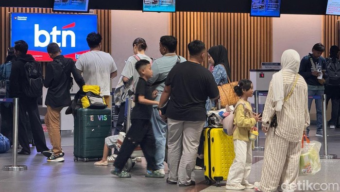 Arus balik di Bandara Juanda