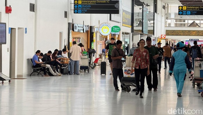 Arus balik di Bandara Juanda
