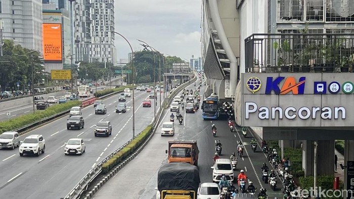 Arus lalu lintas di Jalan Gatot Subroto, Jakarta Selatan, tepatnya di Pancoran, belum ada kemacetan di H+6 Lebaran. (Adhfar/detikcom)