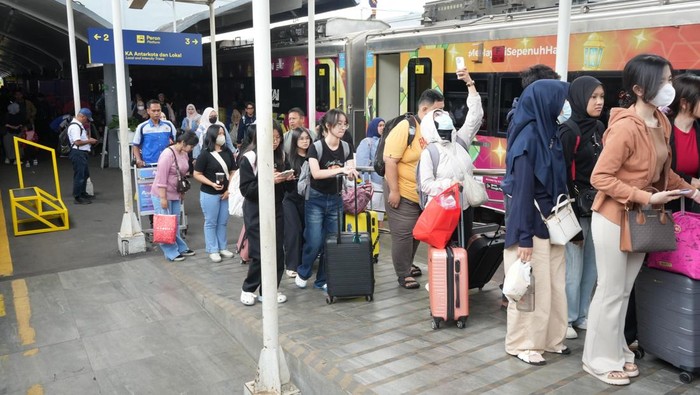 Arus penumpang KA di Stasiun Malang