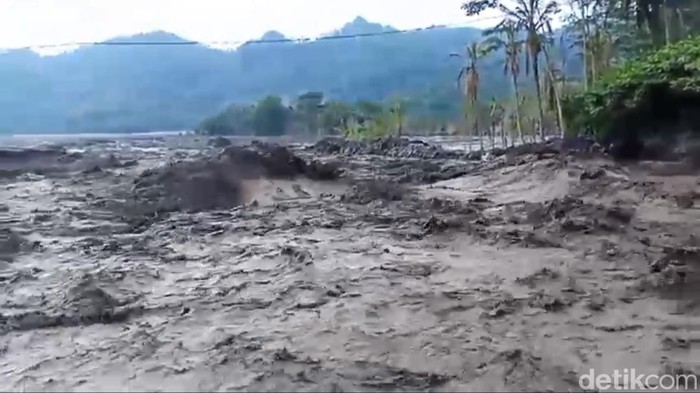 Banjir lahar Gunung Semeru