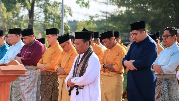-Bupati Bintan, ASN dan masyarakat menggelar salat Istisqa di halaman kantor Bupati.(Dok Pemkab Bintan)