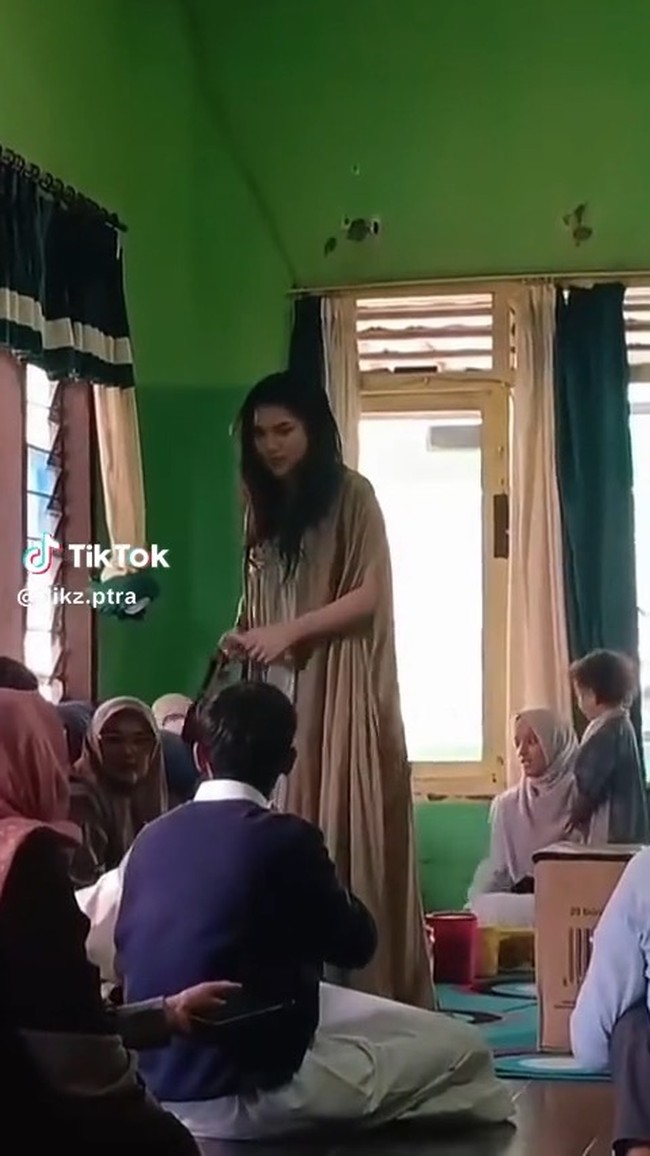 Davina Karamoy ikut merayakan Lebaran 2026 dengan pulang ke kampung halamannya di Tasikmalaya. Penampilannya yang terlihat sederhana langsung curi atensi. Foto: TikTok/@dikz.ptra