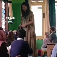 Davina Karamoy ikut merayakan Lebaran 2026 dengan pulang ke kampung halamannya di Tasikmalaya. Penampilannya yang terlihat sederhana langsung curi atensi. Foto: TikTok/@dikz.ptra