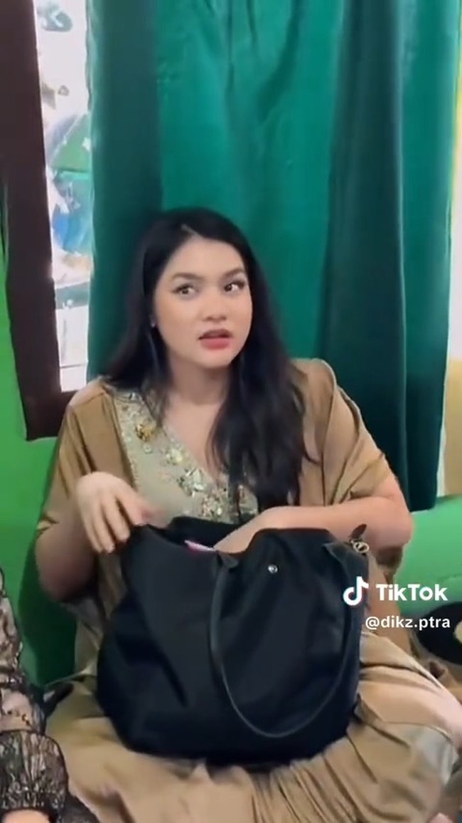 Melihat penampilan Davina yang tetap sederhana saat mudik Lebaran itu membuat banyak netizen ikut memberikan komentar. ternyata dia juga bisa duduk di lantai ya, tulis salah satu komentar. di kamera biasa davina tetap cantik, tambah netizen lain. Foto: TikTok/@dikz.ptra