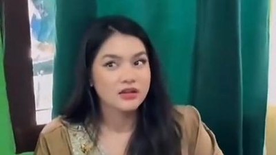 Gaya Davina Karamoy saat Pulkam Lebaran Viral, Duduk Lesehan Sambil Bagi THR