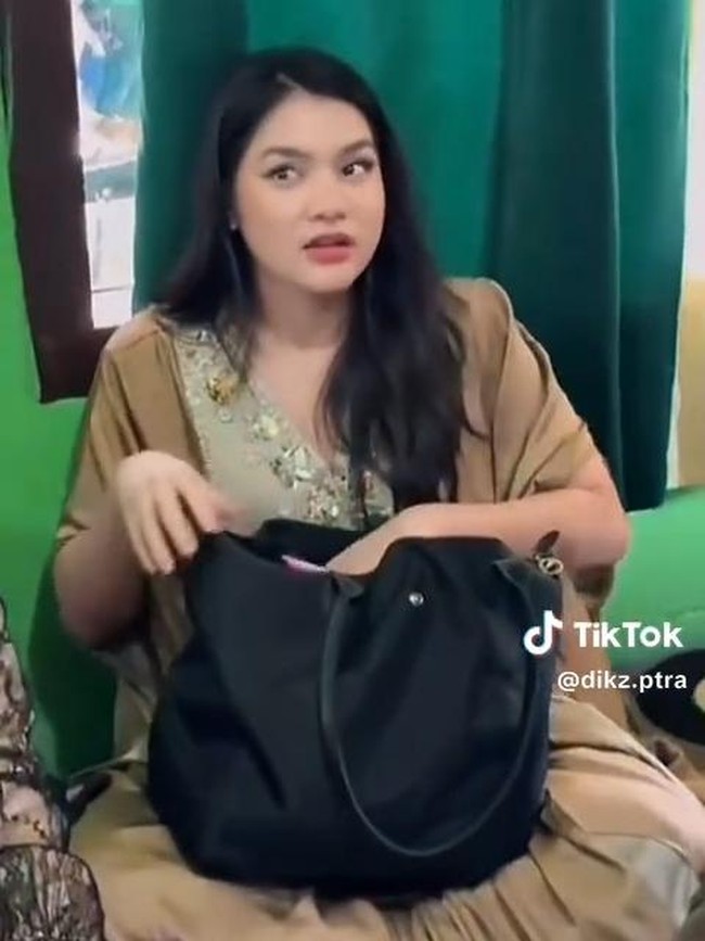 Gaya Davina Karamoy saat Pulkam Lebaran Viral, Duduk Lesehan Sambil Bagi THR