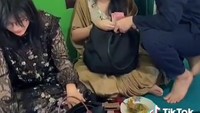 Pada momen Lebaran ini, Davina mengenakan kaftan sederhana warna coklat muda dan tas hitam simpel. Ia tampak akrab bercengkerama dengan keluarga besarnya. Foto: TikTok/@dikz.ptra
