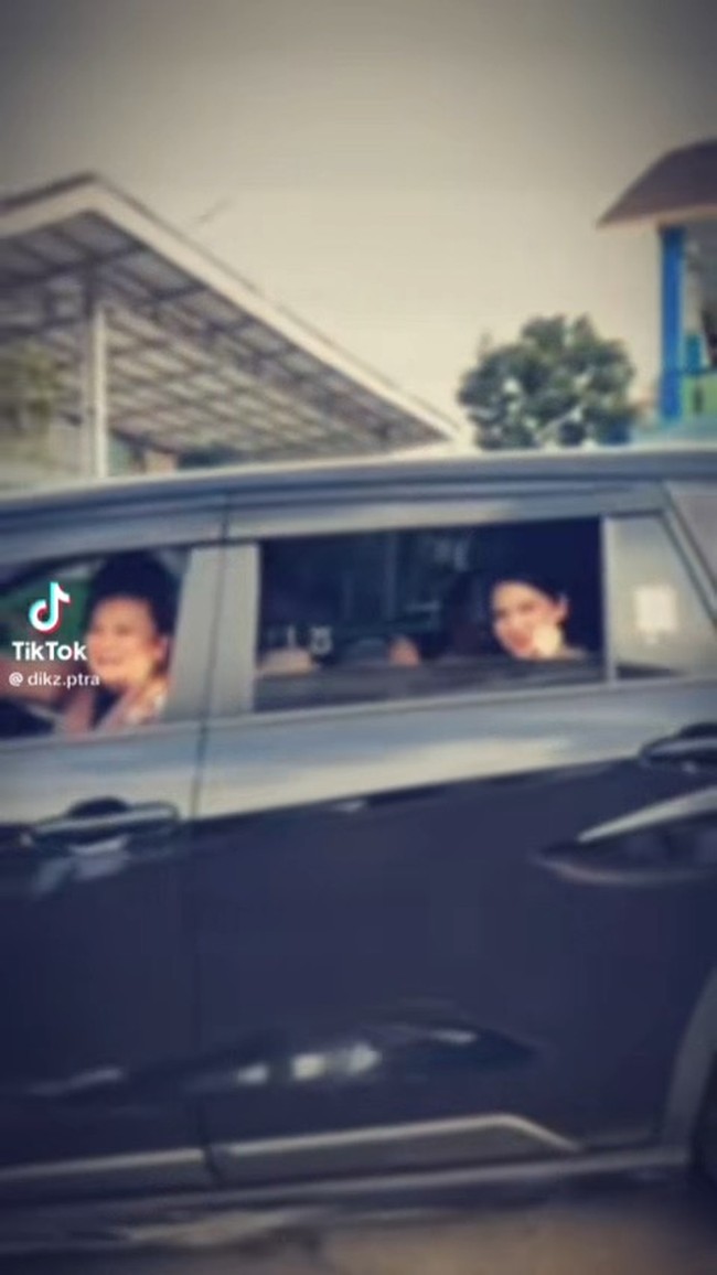 Sang kreator juga membagikan momen saat Davina dan keluarganya pulang. Naik mobil hitam, Davina yang duduk di belakang tampak melambaikan tangan dari jendela mobil yang terbuka. Foto: TikTok/@dikz.ptra