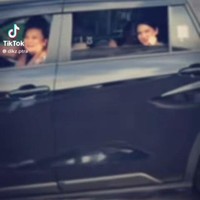Sang kreator juga membagikan momen saat Davina dan keluarganya pulang. Naik mobil hitam, Davina yang duduk di belakang tampak melambaikan tangan dari jendela mobil yang terbuka. Foto: TikTok/@dikz.ptra