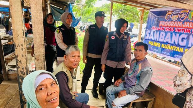 Dokkes Polres Kuansing menggelar Program JALUR (Jelajah Riau untuk Rakyat) berupa layanan kesehatan gratis di Klinik Terapung di Pasar Modern Teluk Kuantan. (dok Polda Riau)