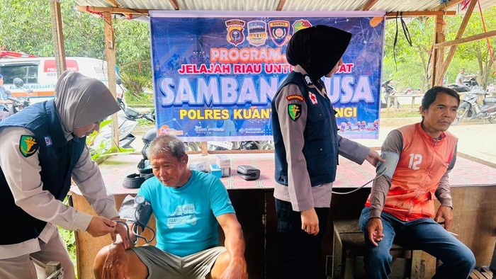 Dokkes Polres Kuansing menggelar Program JALUR (Jelajah Riau untuk Rakyat) berupa layanan kesehatan gratis di Klinik Terapung di Pasar Modern Teluk Kuantan. (dok Polda Riau)
