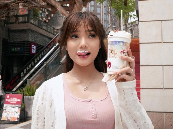 Hobi Liburan ke Luar Negeri, Fuji Kulineran di Jepang hingga Inggris!