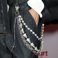 Tak hanya itu, aksen rantai berlapis yang menjuntai di bagian pinggang menjadi focal point yang memperkaya tampilan. Detail ini memberi kesan glam sekaligus rebellious, sejalan dengan estetika streetwear high-fashion yang tengah digemari. (Foto: Frazer Harrison/Getty Images)