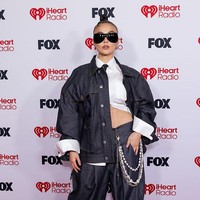 Foto: Gaya Agnez Mo Pamer Perut Rata di Red Carpet iHeartRadio 2026