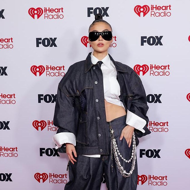 Foto: Gaya Agnez Mo Pamer Perut Rata di Red Carpet iHeartRadio 2026