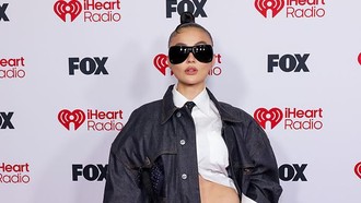 Foto: Gaya Agnez Mo Pamer Perut Rata di Red Carpet iHeartRadio 2026