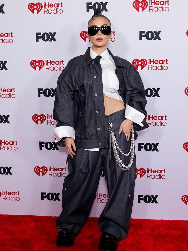 Foto: Gaya Agnez Mo Pamer Perut Rata di Red Carpet iHeartRadio 2026