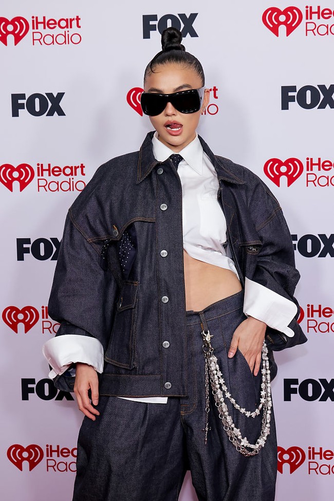 Karpet merah iHeartRadio Music Awards 2026 bertaburan bintang. Selain Taylor Swift dan Nicole Scherzinger, muncul pula Agnez Mo, penyanyi Indonesia yang beberapa tahun terakhir merintis karier di Amerika Serikat. (Foto: Julian Hamilton/WireImage)