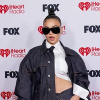 Karpet merah iHeartRadio Music Awards 2026 bertaburan bintang. Selain Taylor Swift dan Nicole Scherzinger, muncul pula Agnez Mo, penyanyi Indonesia yang beberapa tahun terakhir merintis karier di Amerika Serikat. (Foto: Julian Hamilton/WireImage)