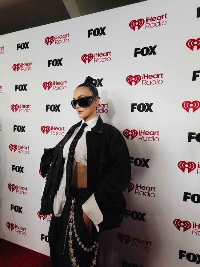 Pilihan busana ini juga mencerminkan tren global yang mengarah pada oversized tailoring dan perpaduan antara streetwear dengan elemen high fashion. Dengan gaya yang konsisten berani dan inovatif, Agnez Mo kembali membuktikan dirinya sebagai salah satu ikon fashion Asia yang patut diperhitungkan di kancah dunia.(Foto: Instagram/@agnezmo)