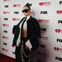 Pilihan busana ini juga mencerminkan tren global yang mengarah pada oversized tailoring dan perpaduan antara streetwear dengan elemen high fashion. Dengan gaya yang konsisten berani dan inovatif, Agnez Mo kembali membuktikan dirinya sebagai salah satu ikon fashion Asia yang patut diperhitungkan di kancah dunia.(Foto: Instagram/@agnezmo)