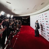 Sepatu platform berwarna gelap turut memperkuat kesan bold pada keseluruhan outfit. Penampilan Agnez Mo di ajang ini menunjukkan eksplorasi gaya yang semakin matang. Ia tak ragu bermain dengan proporsi dan layering, sekaligus tetap mempertahankan identitasnya yang kuat di panggung internasional. (Foto: Instagram/@agnezmo)