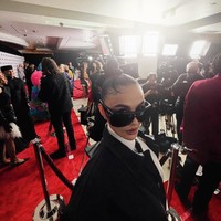 Untuk melengkapi penampilannya, pelantun Coke Bottle ini memilih aksesori minimalis tapi impactful. Kacamata hitam berukuran besar menjadi statement piece yang langsung menarik perhatian, sementara rambutnya ditata sleek dengan gaya top knot yang rapi. (Foto: Instagram/@agnezmo)