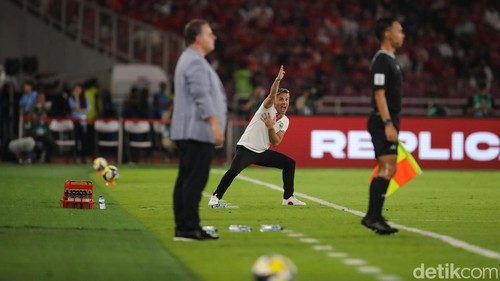Pelatih Timnas Indonesia John Herman saat memberi arahan kepada Jay Idzez dan kawan-kawan di SUGBK, Jakarta, Jumat (27/3/2026).