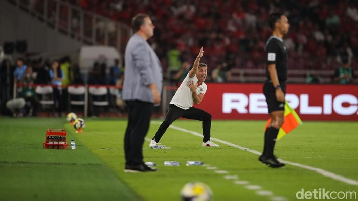 Pelatih Timnas Indonesia John Herman saat memberi arahan kepada Jay Idzez dan kawan-kawan di SUGBK, Jakarta, Jumat (27/3/2026).