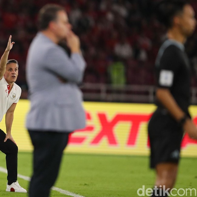 Gaya Nyentrik John Herdman Kawal Timnas Garuda