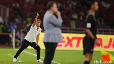 Gaya Nyentrik John Herdman Kawal Timnas Garuda