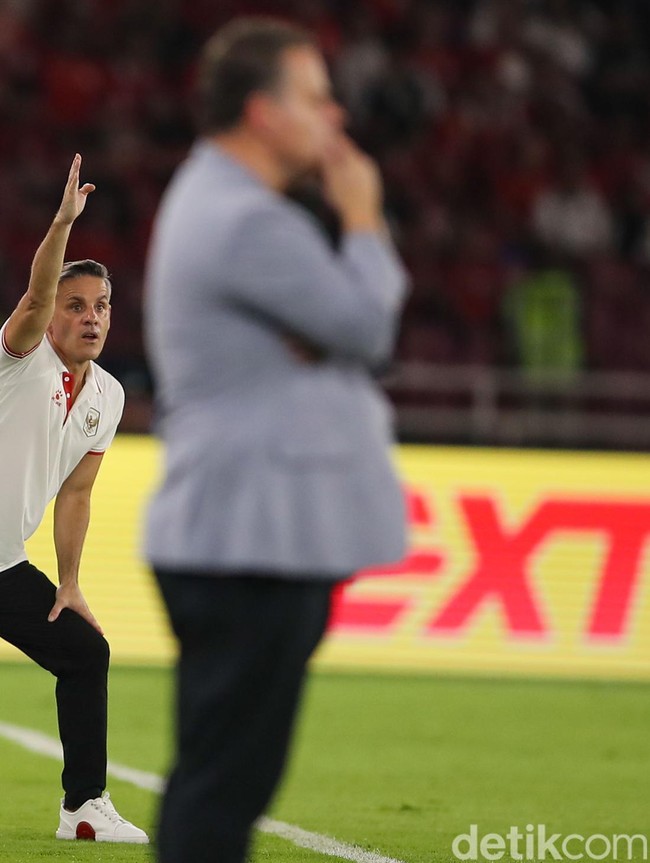 Gaya Nyentrik John Herdman Kawal Timnas Garuda