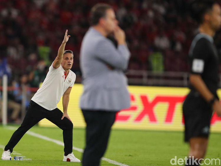 Gaya Nyentrik John Herdman Kawal Timnas Garuda