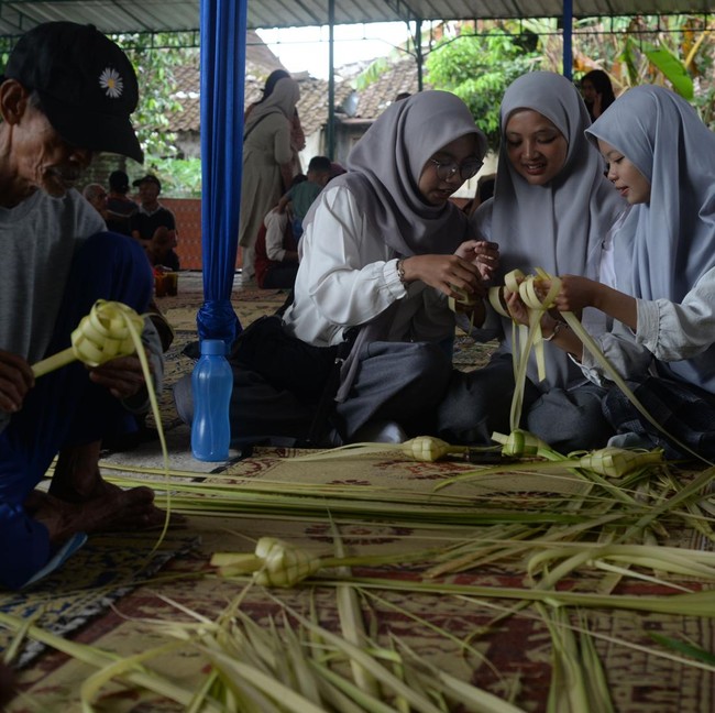 Generasi Muda Belajar Anyam Janur, Lestarikan Lebaran Ketupat,
