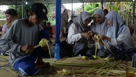 Generasi Muda Belajar Anyam Janur, Lestarikan Lebaran Ketupat,