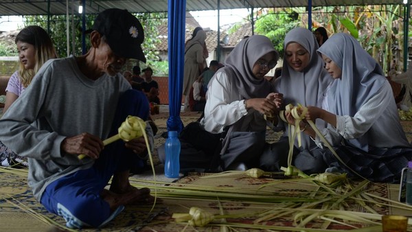 Generasi Muda Belajar Anyam Janur, Lestarikan Lebaran Ketupat,
