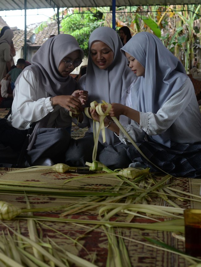 Generasi Muda Belajar Anyam Janur, Lestarikan Lebaran Ketupat,