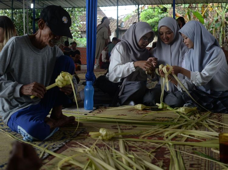 Generasi Muda Belajar Anyam Janur, Lestarikan Lebaran Ketupat,