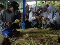 Generasi Muda Belajar Anyam Janur, Lestarikan Lebaran Ketupat,