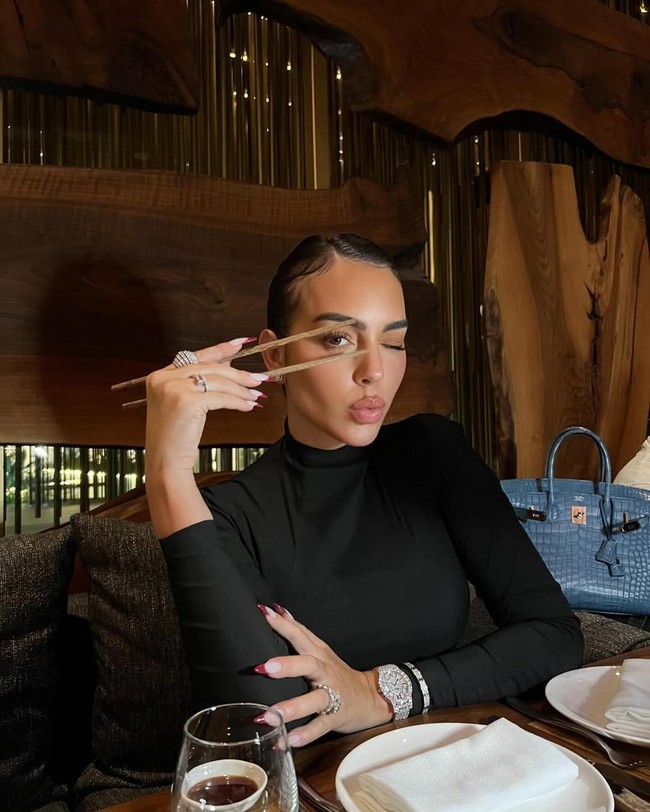 Georgina Rodriguez berpose memamerkan jam Chopard L’Heure du Diamant yang harganya mencapai US$ 400.000 atau sekitar Rp 6,8 miliar. Seperti dikutip dari Prestige, jam yang terbuat dari emas putih 18 karat ini Bezel-nya dihiasi 51 berlian potongan baguette dalam casing 40mm dengan total 7,15 karat. Foto: Dok. Instagram Georgina Rodriguez