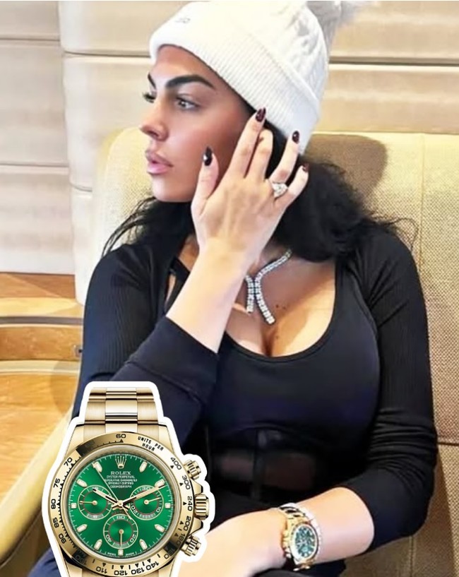 Rolex Daytona dengan dial hijau yang dikenal sebagai ‘John Mayer’ merupakan salah satu koleksi spektakuler Rodríguez. Dengan dial hijau sunburst yang mencolok, jam ini menjadi salah satu yang paling diburu kolektor. Sebagai simbol eksklusivitas, jam ini kerap terlihat di pergelangan bintang seri dokumenter I Am Georgina tersebut. Foto: Dok. Instagram Georgina Rodriguez
