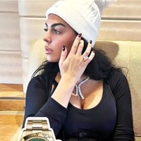 Rolex Daytona dengan dial hijau yang dikenal sebagai ‘John Mayer’ merupakan salah satu koleksi spektakuler Rodríguez. Dengan dial hijau sunburst yang mencolok, jam ini menjadi salah satu yang paling diburu kolektor. Sebagai simbol eksklusivitas, jam ini kerap terlihat di pergelangan bintang seri dokumenter I Am Georgina tersebut. Foto: Dok. Instagram Georgina Rodriguez