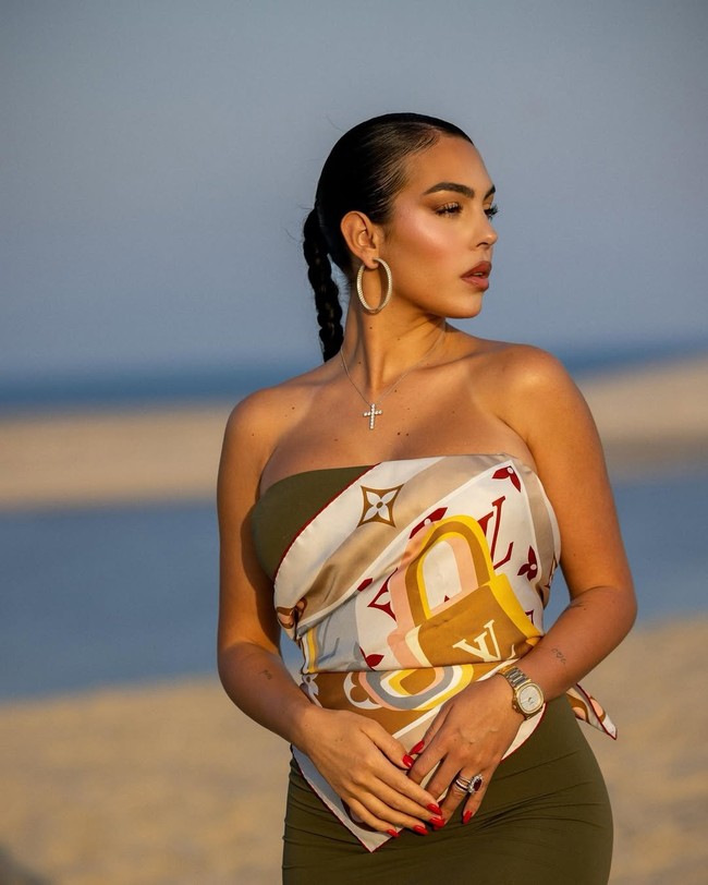 Georgina Rodriguez berpose di pinggir pantai memakai jam Patek Philippe Nautilus Ladies 35mm berbahan emas rose 18 karat. Jam ini memiliki dial perak dan bezel dengan 56 berlian potongan baguette. Foto: Dok. Instagram Georgina Rodriguez