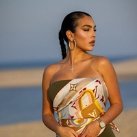 Georgina Rodriguez berpose di pinggir pantai memakai jam Patek Philippe Nautilus Ladies 35mm berbahan emas rose 18 karat. Jam ini memiliki dial perak dan bezel dengan 56 berlian potongan baguette. Foto: Dok. Instagram Georgina Rodriguez