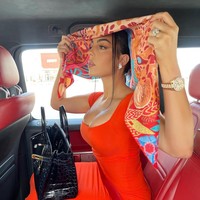 Georgina mengoleksi jam tangan mewah Rolex. Salah satu dari banyak koleksinya, Rolex Day-Date Rainbow ini termasuk yang mencuri perhatian. Terbuat dari emas kuning 18 karat dan dihiasi berlian serta safir warna-warni, jam ini tampil sangat mencolok. Foto: Dok. Instagram Georgina Rodriguez